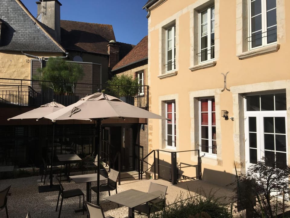 Logis - Hotel & Restaurant du Tribunal Hotel in Normandy