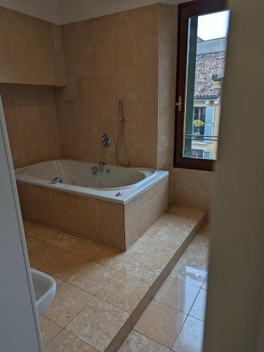Enchanting Verona - Piazza Isolo Hotel in Verona