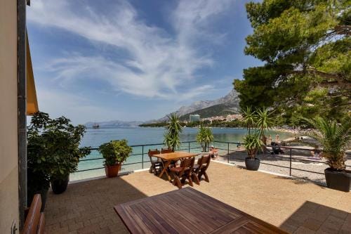 Beach rooms Riviera - Zuta Kuca Hotel in Makarska