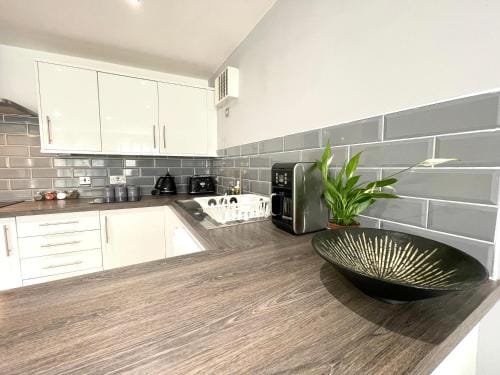 RNM - Business Professionals Stay, Walsall City Centre, 2 Bedroom with ensuite and bathroom, Entire  Hotel in Walsall