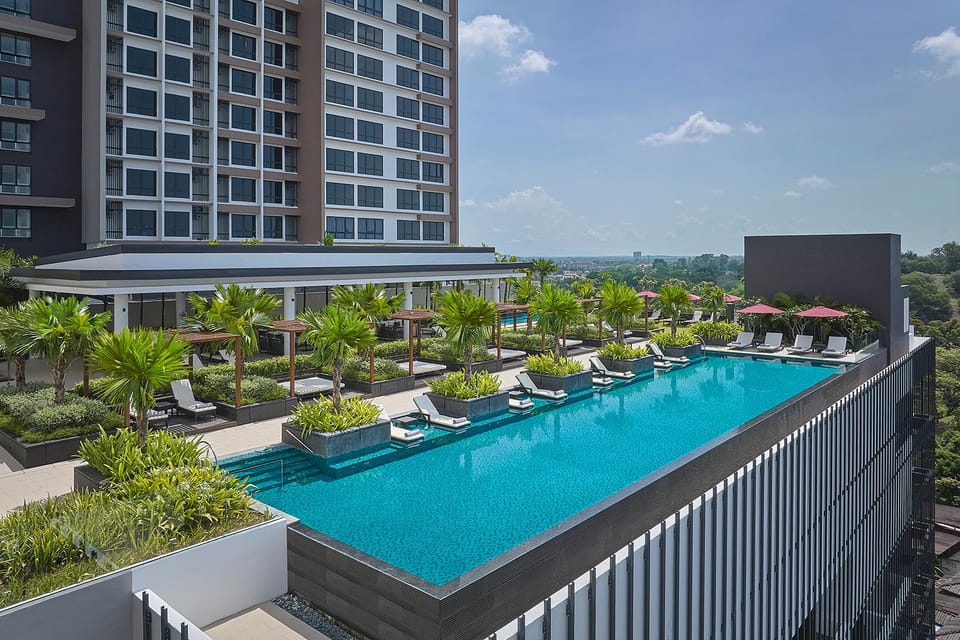 Swimming pool [outdoor]