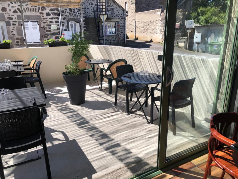 Logis Hotel Le Relais Des Remparts Hotel in Auvergne-Rhône-Alpes