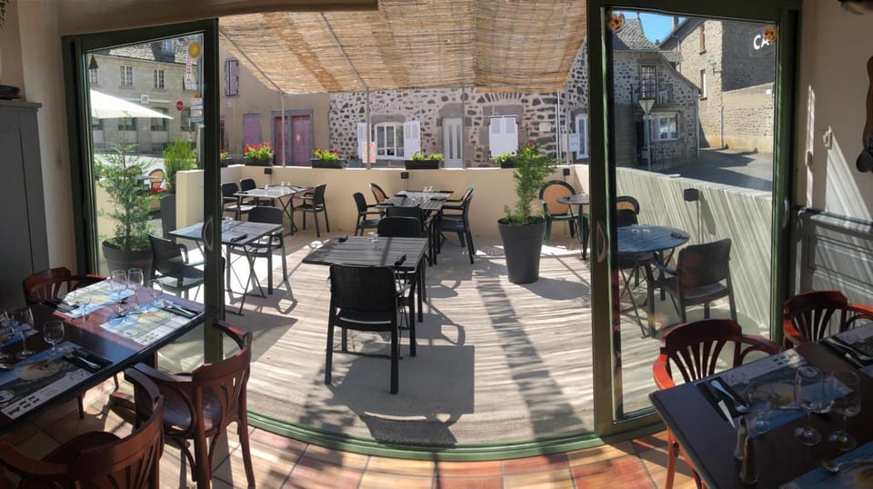 Logis Hotel Le Relais Des Remparts Hotel in Auvergne-Rhône-Alpes