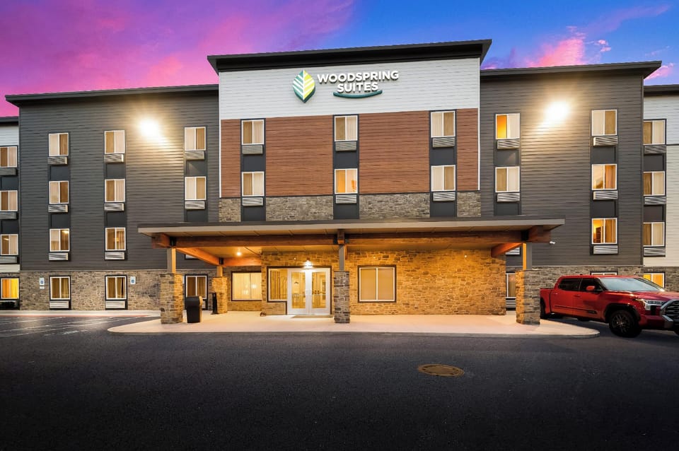 WoodSpring Suites Dearborn Detroit Hotel in Dearborn Heights