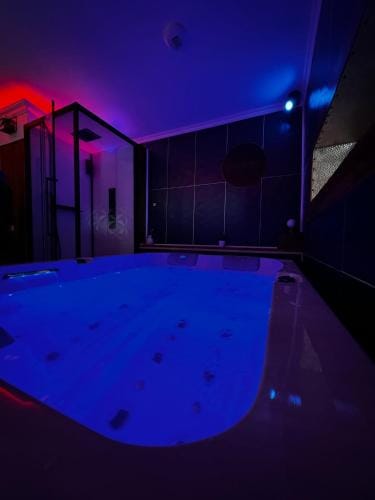 Loveroom L'1TIMISTE CDS Hotel in Île-de-France