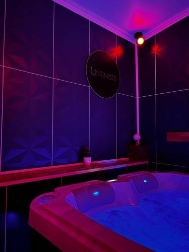 Loveroom L'1TIMISTE CDS Hotel in Île-de-France
