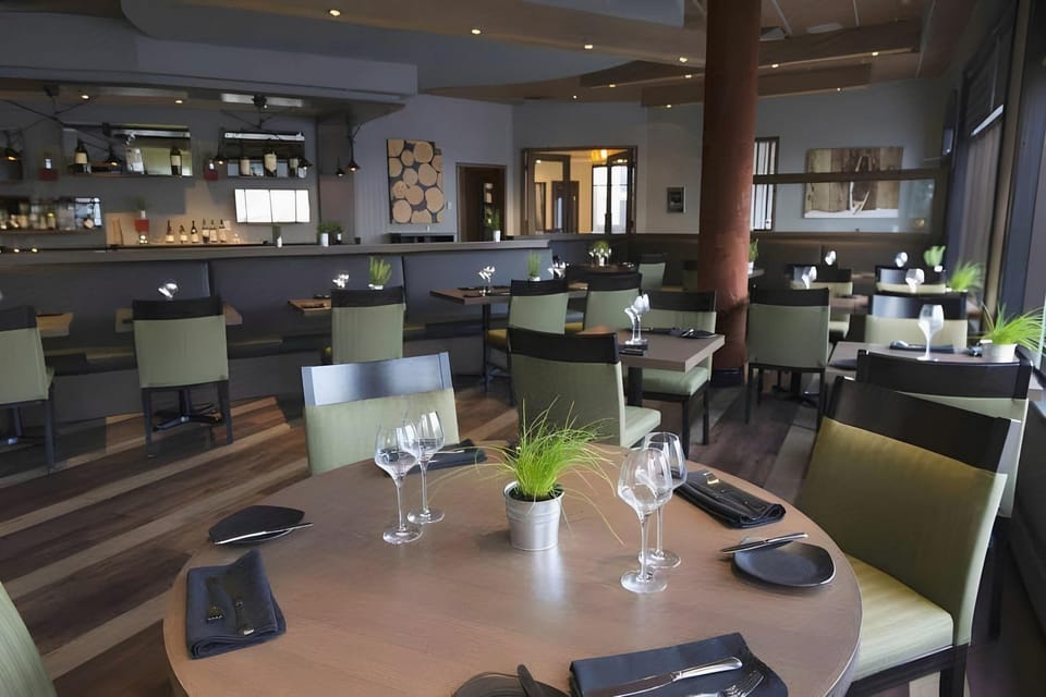 Hotel Rive Gauche Hotel in Mont-Saint-Hilaire