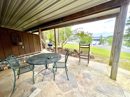 Lake view queen Guest Room with two queens, sleeper sofa and deck overlooking Lake Ouachita, Hotel R Hotel in Lake Ouachita