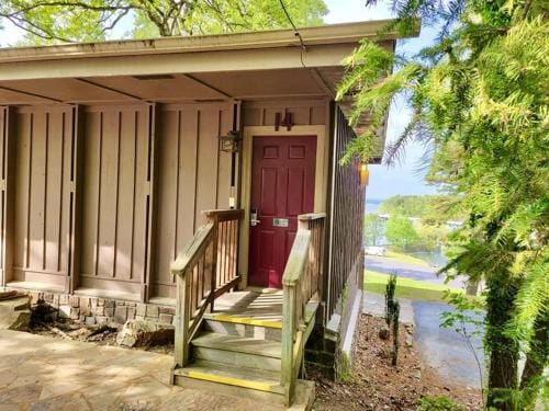 Lake view queen guest room with two queens, sleeper sofa and patio overlooking Lake Ouachita, Hotel  Hotel in Lake Ouachita
