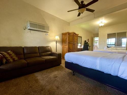 Lake view queen guest room with two queens, sleeper sofa and patio overlooking Lake Ouachita, Hotel  Hotel in Lake Ouachita