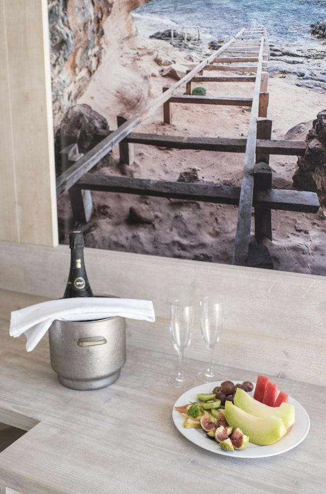 Hostal Residencia Voramar Hotel in Es Pujols