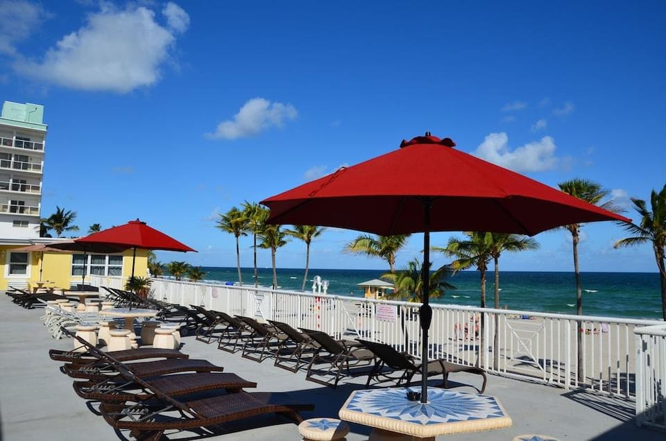 La Terrace Plaza Hotel in Hollywood Beach