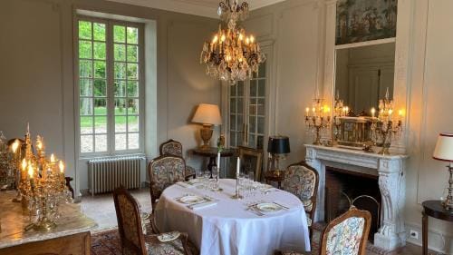 Charnay Plaisance, piscine, les chambres du chocolatier Daniel Mercier Hotel in Centre-Val de Loire