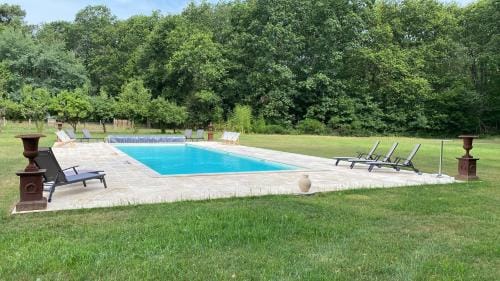 Charnay Plaisance, piscine, les chambres du chocolatier Daniel Mercier Hotel in Centre-Val de Loire