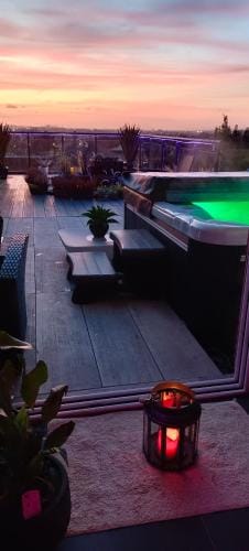 Spa de la Lune - Private love room suite with terrace and view - Air Conditioned- Double jacuzzi - S Hotel in Île-de-France