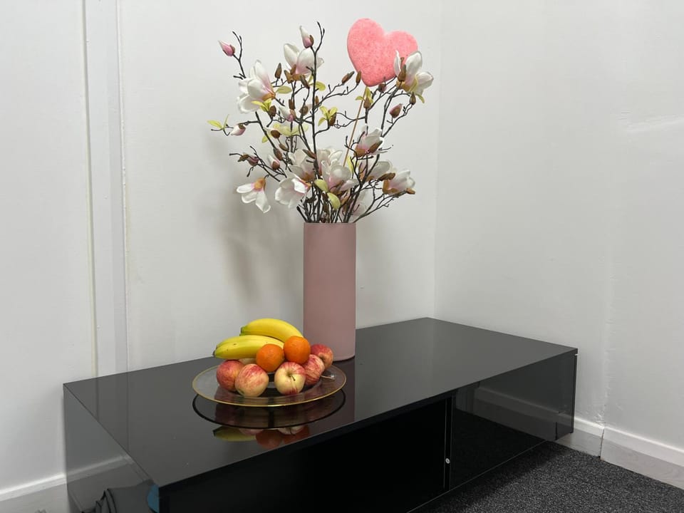 Grand Bleu - London - Next to Piccadilly Line Tube Station & Brand New Facilities Hotel in London Borough of Ealing