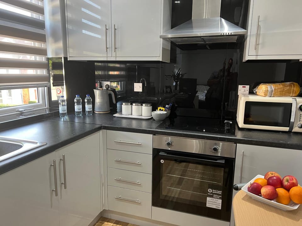 Grand Bleu - London - Next to Piccadilly Line Tube Station & Brand New Facilities Hotel in London Borough of Ealing