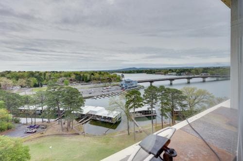 Rorys Roost Hot Springs Condo on Lake Hamilton! Hotel in Rockwell