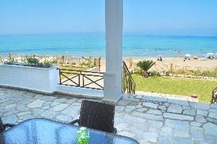 Beachfront 4-bed luxury suite - Agios Gordios, Corfu, Greece Hotel in Saint Gordios beach