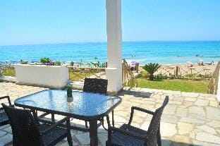 Beachfront 4-bed luxury suite - Agios Gordios, Corfu, Greece Hotel in Saint Gordios beach