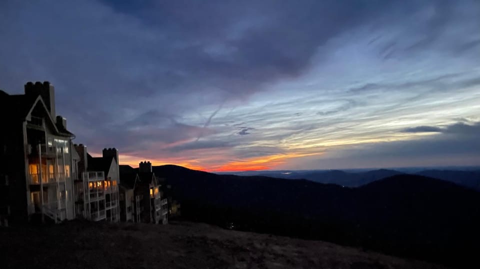 Panoramic Ski Slope Views, private sauna, dogs ok Hotel in Nelson County
