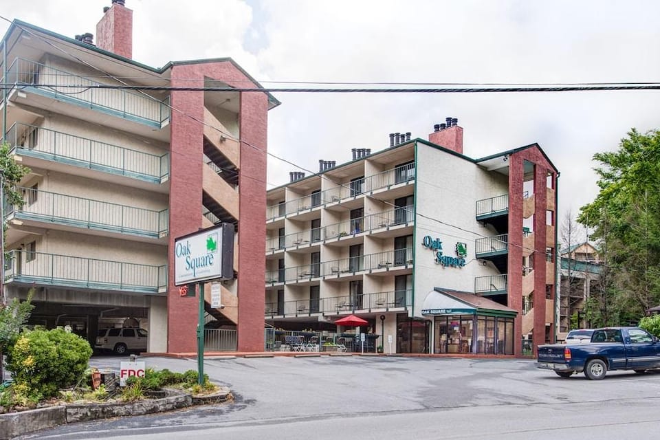 Oak Square Condominiums Hotel in Gatlinburg