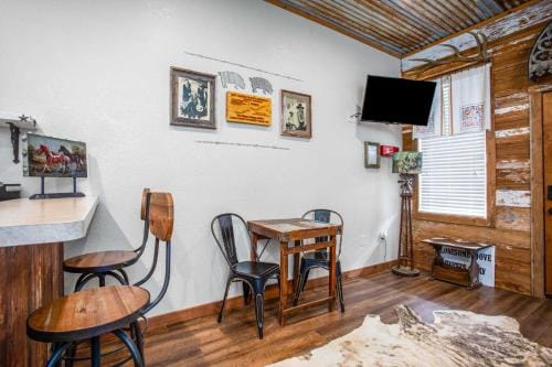 Lonesome Dove Bandera Cabin Hotel in Bandera