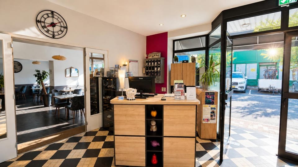 Logis Hotel Au Croissant Hotel in Centre-Val de Loire