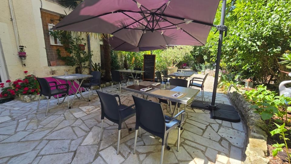 Logis Hotel Au Croissant Hotel in Centre-Val de Loire