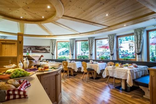 Monti Pallidi B&B Apartments Hotel in Corvara