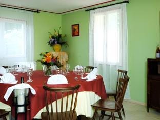 Logis Hotel Des Voyageurs Restaurant La Bonne Tabl'Hay Hotel in Provence-Alpes-Côte d'Azur