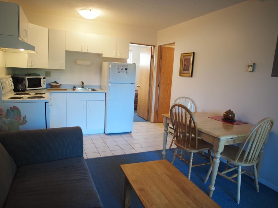 Whale's Tail Guest Suites Apartment hotel in Ucluelet