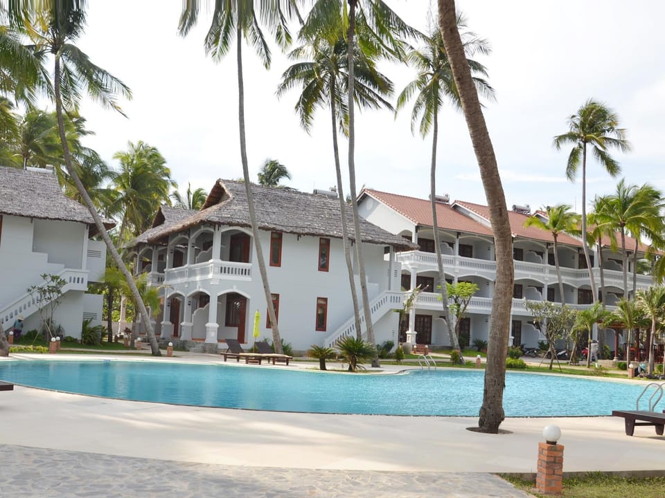 Swimming pool [outdoor]