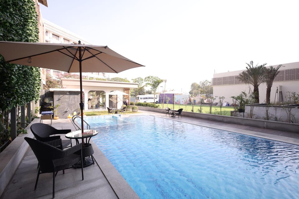 Poolside bar