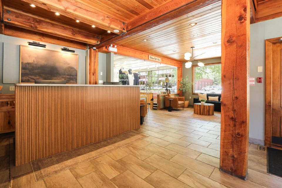 Bayshore Inn & Spa Hotel in Alberta