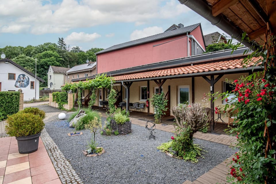 AKZENT Land-Hotel Zum Schwan, Garni WEILERSWIST-METTERNICH, 3 E-LADESTATIONEN, Nahe PHANTASIALAND, P Hotel in Rhineland-Palatinate