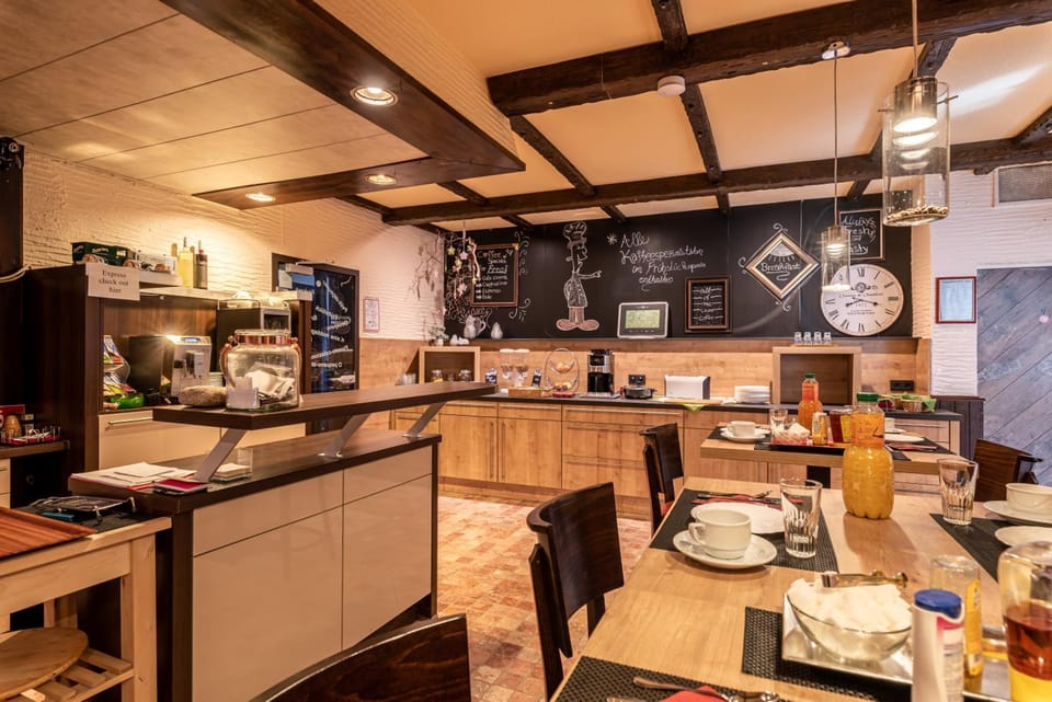 AKZENT Land-Hotel Zum Schwan, Garni WEILERSWIST-METTERNICH, 3 E-LADESTATIONEN, Nahe PHANTASIALAND, P Hotel in Rhineland-Palatinate