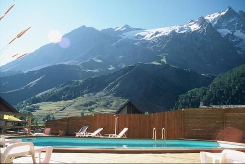 Chez Philippe - Appartements et Chalets - Panoramic Village vue Glaciers Hotel in La Grave