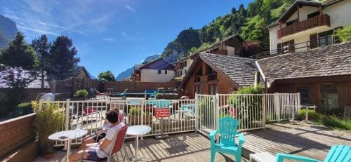 Chez Philippe - Appartements et Chalets - Panoramic Village vue Glaciers Hotel in La Grave