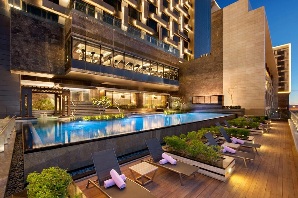 Swimming pool [outdoor]