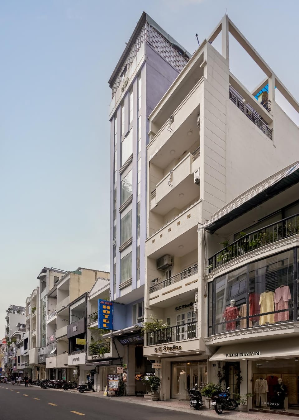 Quý Hùng Hotel - City Centre Hotel in Ho Chi Minh City