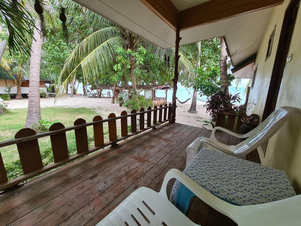 Phangan Villa (Phangan Villa Beach Bungalow) Resort in Ko Pha-ngan Sub-district