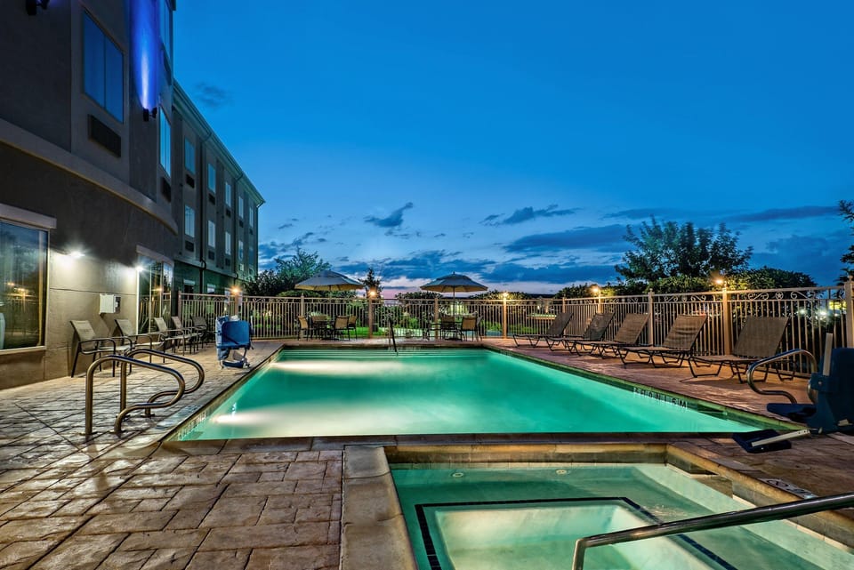 Holiday Inn Express & Suites Cotulla By IHG Hotel in Cotulla