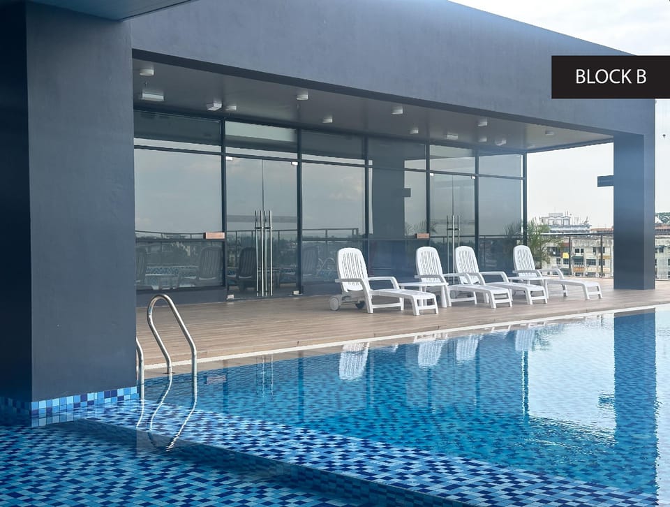 Swimming pool [outdoor]