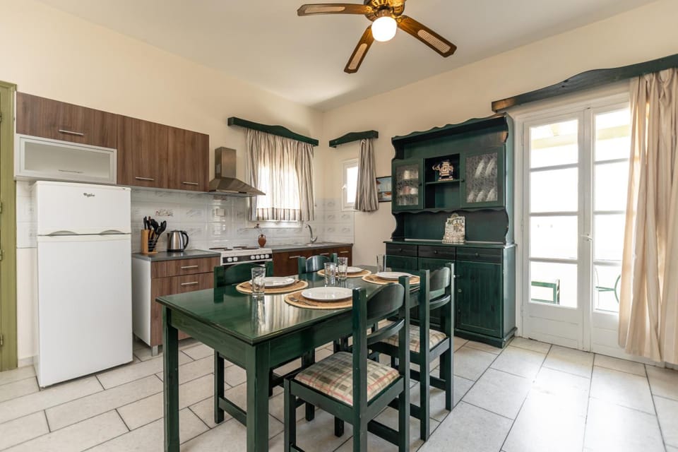 Studios Vrettos Beachfront Hotel Hotel in Naxos, Naxos and Lesser Cyclades, Greece