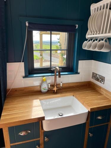 Redfox Shepherds hut and private hot tub Lodge in Northern Ireland