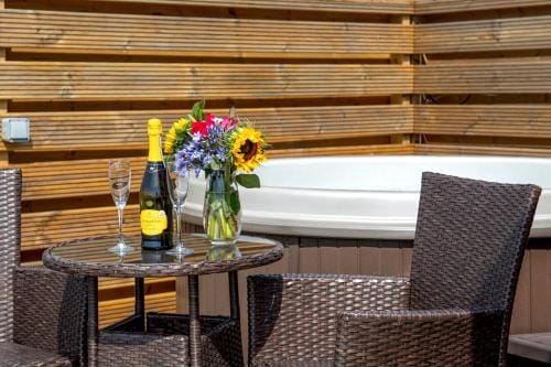 Waenfechan Glamping with Hot Tubs Lodge in Afon Hiraethlyn