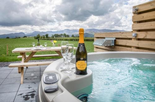 Waenfechan Glamping with Hot Tubs Lodge in Afon Hiraethlyn