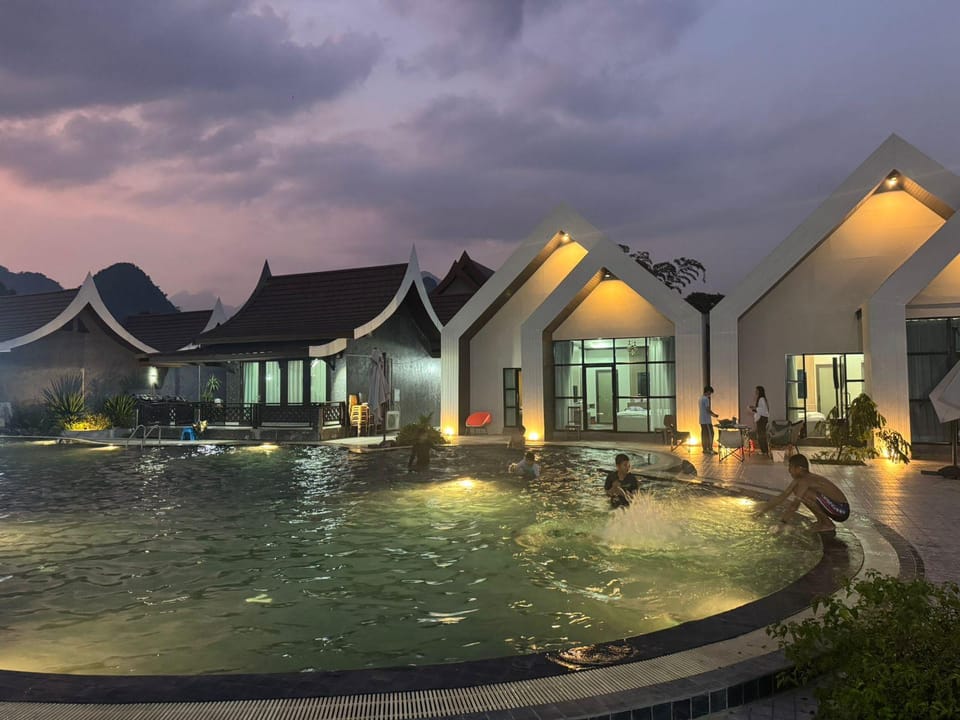 Swimming pool [outdoor]