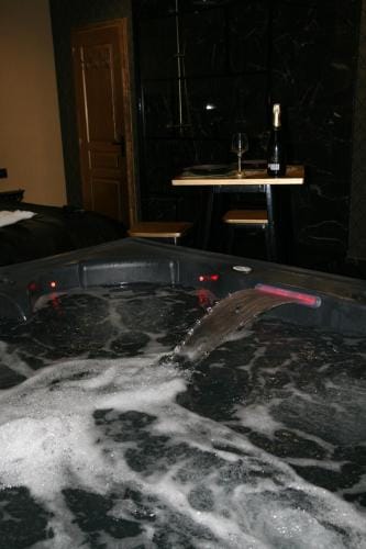Desirs d'une nuit - Loveroom jacuzzi Hotel in Normandy